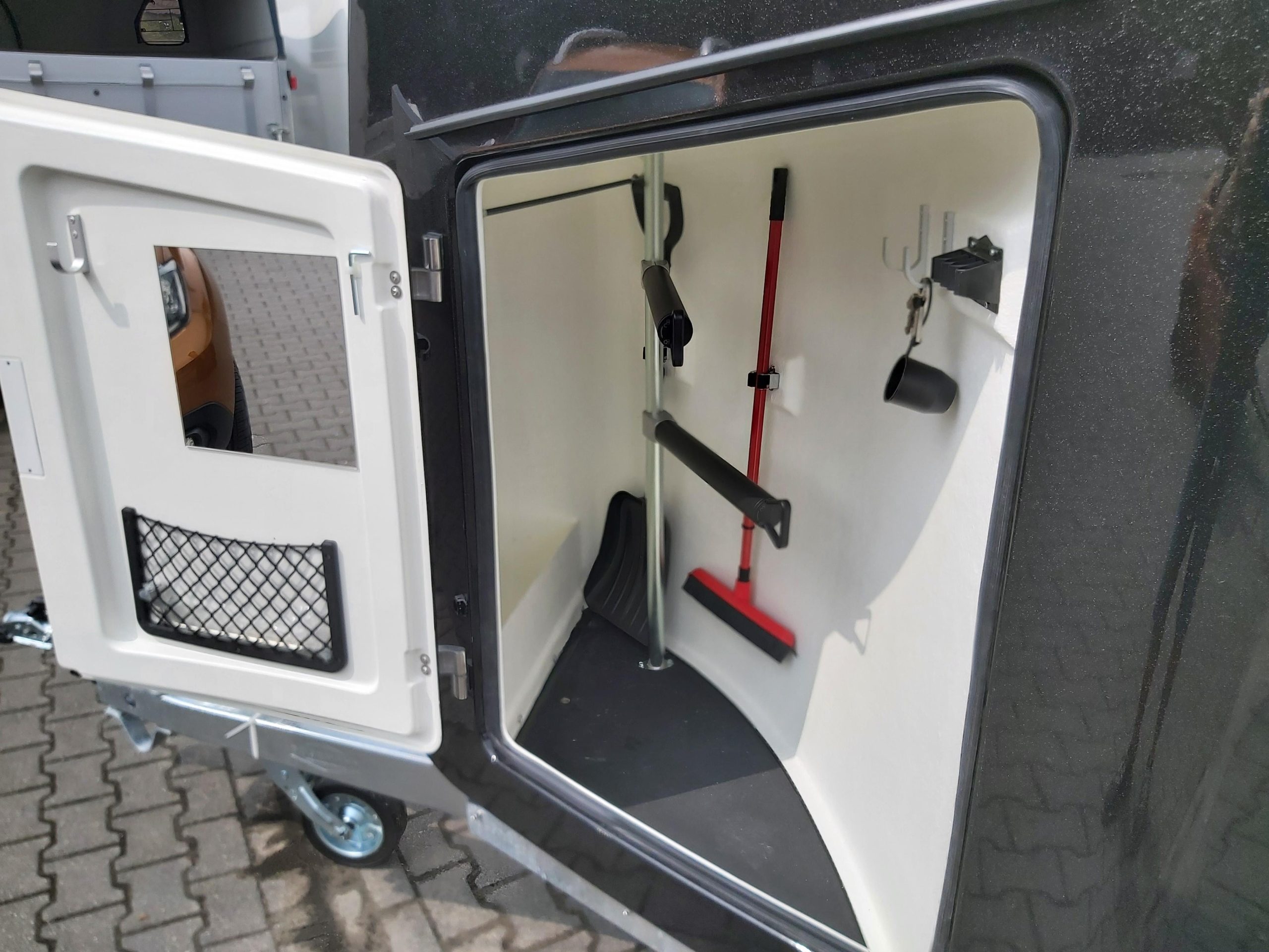 Pferdeanhänger Böckmann Comfort Esprit black Set Sattelkammer Trittschutz 100km/H 2400kg – Bild 3