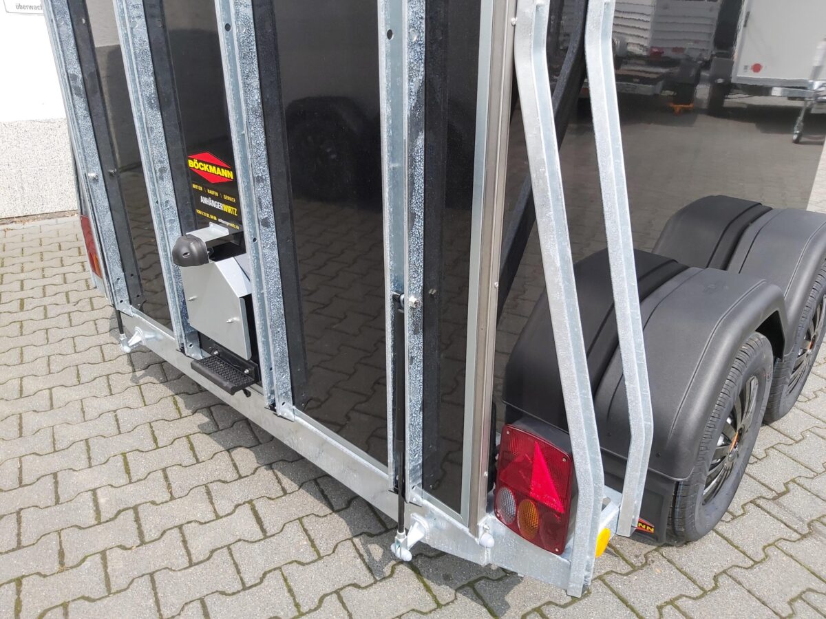 Pferdeanhänger Böckmann Comfort Esprit black Set Sattelkammer Trittschutz 100km/H 2400kg – Bild 4