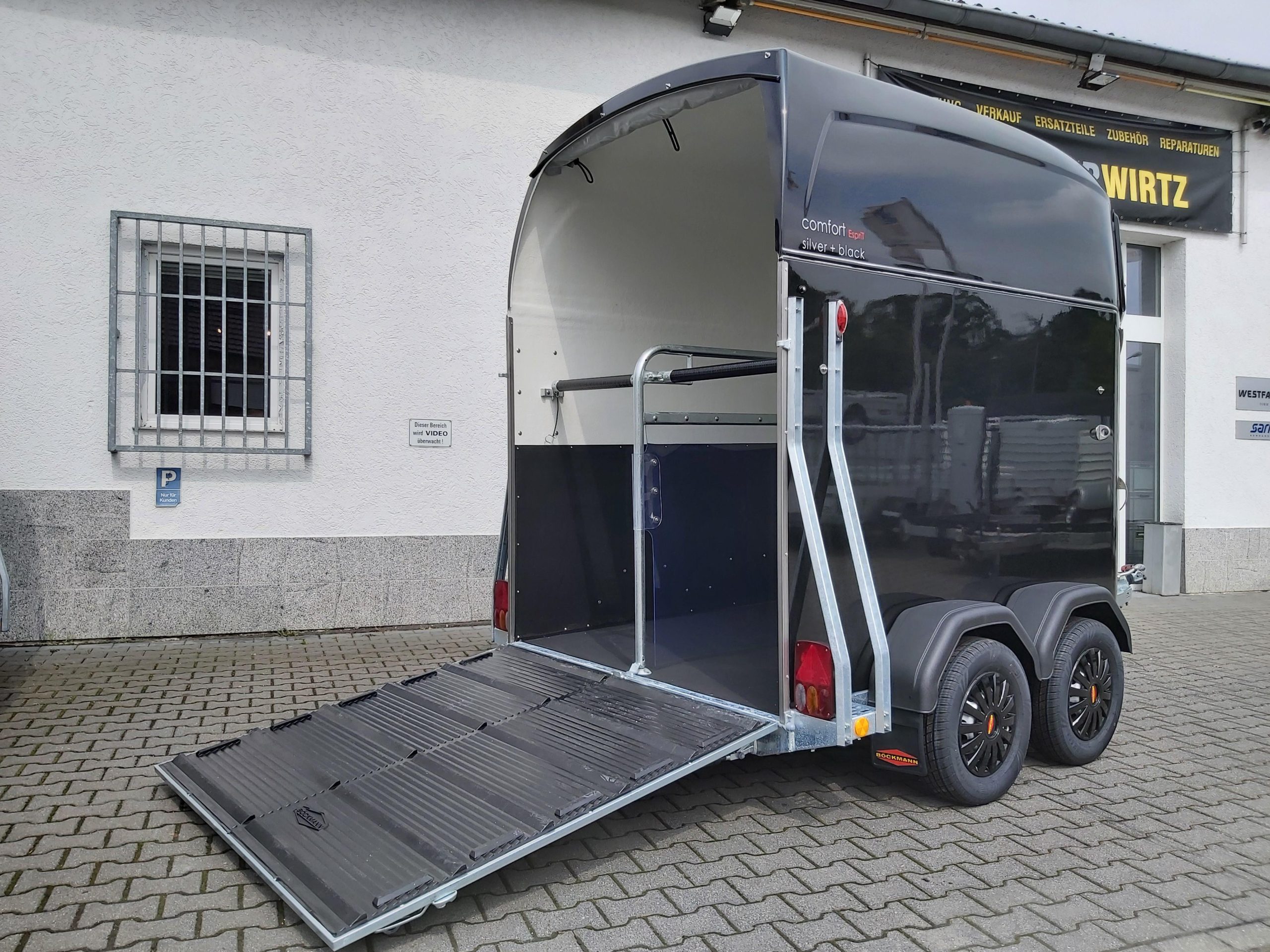 Pferdeanhänger Böckmann Comfort Esprit black Set Sattelkammer Trittschutz 100km/H 2400kg – Bild 5